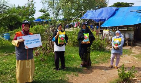 Raut wajah ibu alisah nampak gembira saat mendapatkan beras zakat fitrah dari Rumah Zakat 