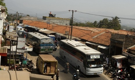 Suasana sejumlah kendaraan memadati ruas jalur lalu lintas di kawasan Pasar Cileunyi. (Ilustrasi)