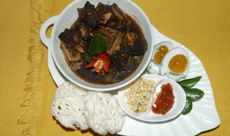 Rawon, salah satu kuliner khas Surabaya.