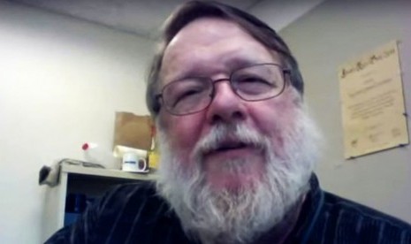 Ray Tomlinson, penemu email modern.