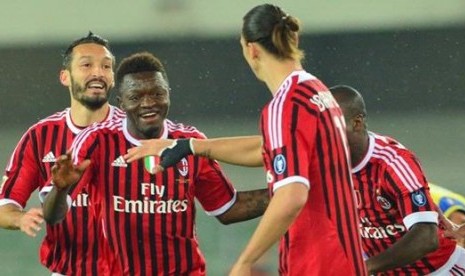 Rayakan Gol. Gelandang AC Milan, Sulley Muntari menjadi pahlawan Milan setelah mencetak gol tunggal ke gawang Chievo Verona, dalam lanjutan Liga Italia Serie-A, Rabu (11/4) dini hari WIB.