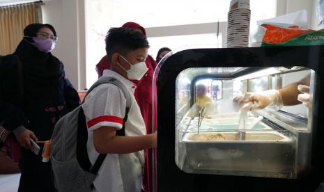 Rayakan hari jadi yang keempat, Velluto berbagi gelato bersama siswa sekolah inklusi di kota Surabaya.