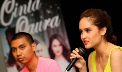 Rayi Ran (kiri) bersama Cinta Laura.