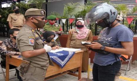 Razia masker di Kota Depok dalam Gerakan Depok Bermasker.