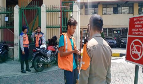 Razia masker yang dilakukan di Jalan Mangga Besar Raya, Jakarta Barat, Senin (3/8).