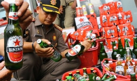 Razia penjualan minuman beralkohol di minimarket.