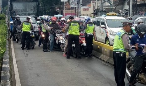 Razia terhadap kendaraan yang menerobos masuk jalur Transjakarta di Jalan Otto Iskandar Dinata (Otista), Jakarta Timur, Selasa (29/1).