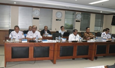 RDP DPD bersama Ketua KNKT Soerjanto Tjahjono, Direktur Navigasi Penerbangan Elfi Amir, dan Presiden Direktur Lion Group Edward Sirait, Senin (26/11).