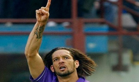 Reaksi Amauri saat mencetak gol kedua untuk Fiorentina. (Foto: allvoices.com)