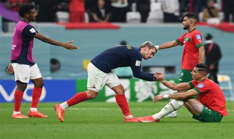 Reaksi Antoine Griezmann (Tengah) dari Prancis dan Jawad El Yamiq dari Maroko setelah semifinal Piala Dunia FIFA 2022 antara Prancis dan Maroko di Stadion Al Bayt di Al Khor, Qatar, Kamis (15/12) dini hari WIB. Ribuan Penggemar Bacakan Syahadat di Pertandingan Maroko Vs Prancis