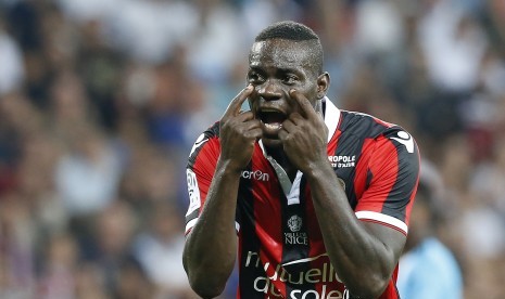 Reaksi Balotelli saat laga lawan Marseille di Ligue 1, belum lama ini. Meski tampil apik bersama Nice, Balotelli tak dipanggil bergabung dengan timnas Italia.