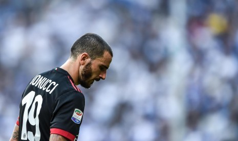 Reaksi bek AC Milan, Leonardo Bonucci pada laga Serie A lawan Sampdoria di Luigi Ferraris, Ahad (24/9). Milan kalah 0-2 pada laga ini.