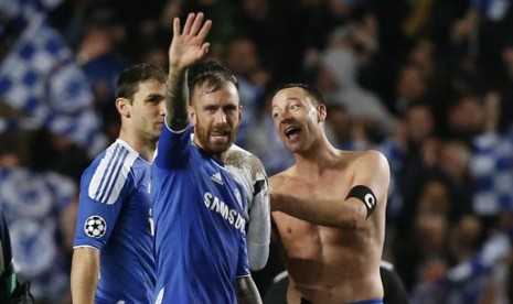 Reaksi Bek Chelsea John Terry, kanan, dan Raul Meireles usai menaklukan Barcelona 1-0 di Stadion Stamford Bridge, London, Kamis (19/4/2012) dinihari WIB. (AP Photo/Matt Dunham)