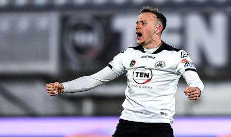 Reaksi bek Spezia, Ardian Ismajli pada laga Serie A melawan Cagliari di Stadion Alberto Picco, Ahad (21/3) dini hari WIB. Spezia menang 2-1.