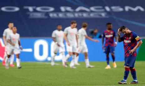 Reaksi bintang Barcelona Lionel Messi (kanan) saat Bayern Muenchen merayakan gol pada perempat final Liga Champions di Estadio da Luz, Lisbon, Sabtu (15/8) dini hari WIB.  