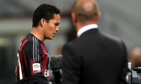 Reaksi Carlos Bacca (kiri) saat ditarik keluar oleh pelatih Cristian Brocchi.