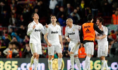 Reaksi Chrstiano Ronaldo, kiri, setelah timnya Real Madrid menang melawan Barcelona di pertandingan La Liga Spanyol di Nou Camp, Barcelona, Minggu (22/4/2012).