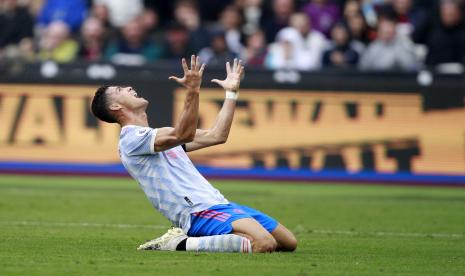 Reaksi Cristiano Ronaldo dari Manchester United setelah ia gagal mencetak gol saat pertandingan sepak bola Liga Inggris antara West Ham United dan Manchester United di Stadion London di London, Inggris, Minggu, 19 September 2021.