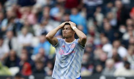 Reaksi Cristiano Ronaldo dari Manchester United setelah ia gagal mencetak gol selama pertandingan sepak bola Liga Inggris antara West Ham United dan Manchester United di Stadion London di London, Inggris, Minggu, 19 September 2021.