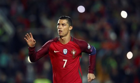 Reaksi Cristiano Ronaldo pada laga kualifikasi Piala Dunia 2018 lawan Latvia di stadion Algarve, Senin (14/11) dini hari WIB. Ronaldo mencetak dua gol pada laga ini.