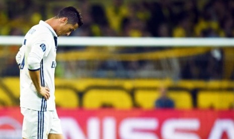 Reaksi Cristiano Ronaldo seusai Real Madrid hanya mampu bermain imbang 2-2 dengan Dortmund di laga Grup F Liga Champions. Laga digelar di Signal Iduna Park, Dortmund, Rabu (28/9) dini hari WIB.