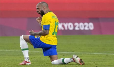 Reaksi Dani Alves dari timnas Brasil setelah mencetak gol di Olimpiade Tokyo 2020.