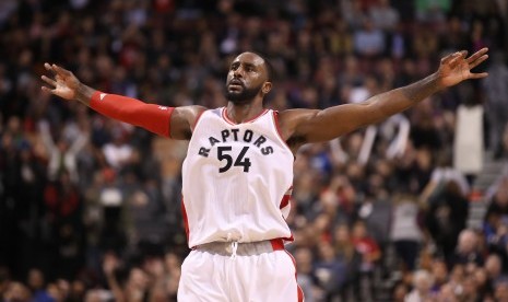 Reaksi forward Toronto Raptors, Patrick Patterson setelah mencetak tiga angka pada laga NBA lawan Memphis Grizzlies, di Air Canada Center, Kamis (1/12).