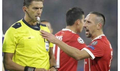 Reaksi Franck Ribery (kanan) saat mendapatkan kartu kuning dalam laga Bayern Muenchen kontra Anderlecht.