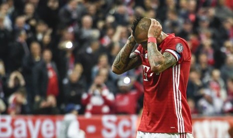 Reaksi gelandang Bayern Muenchen, Arturo Vidal setelah gagal mengeksekusi penalti pada leg pertama perempat final Liga Champions lawan Real Madrid di Allianz Arena, Kamis (13/4) dini hari WIB. Muenchen kalah 1-2.