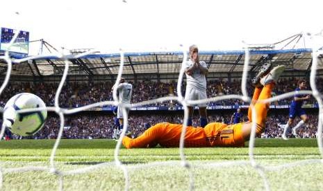 Reaksi gelandang Chelsea, Eden Hazard saat menjebol gawang Cardiff City pada laga Liga Primer Inggris, Sabtu (15/9).