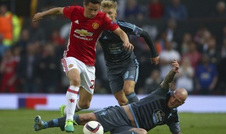 Reaksi gelandang Manchester United, Ander Herrera (kir) saat laga lawan Celta Vigo pada semifinal Liga Europa di Old Trafford, Jumat (12/5) dini hari WIB. United berhasil melaju ke babak final.