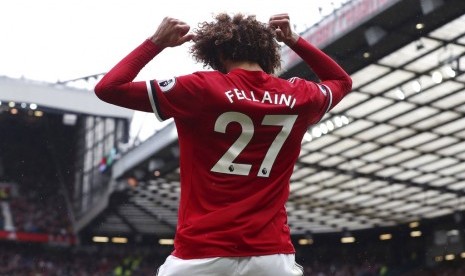  Reaksi Gelandang Manchester United, Marouane Fellaini seusai mencetak gol ke gawang Crystal Palace pada laga Liga Primer Inggris, di Old Trafford, Sabtu (30/9). United menang 4-0.