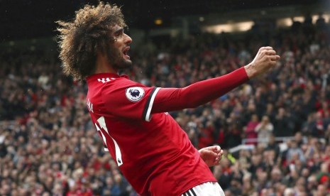 Reaksi Gelandang Manchester United, Marouane Fellaini seusai mencetak gol ke gawang Crystal Palace pada laga Liga Primer Inggris, di Old Trafford, Sabtu (30/9). United menang 4-0.