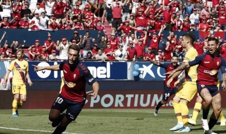 Reaksi gelandang Osasuna, Roberto Torres (kiri), usai mencetak gol ke gawang Barcelona.