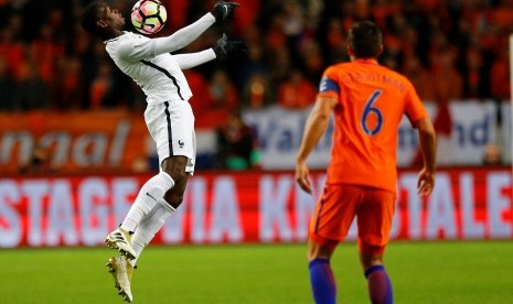 Reaksi gelandang timnas Prancis, Paul Pogba (kiri) diawasi bek Belanda, Kevin Strootman pada laga kualifikasi Piala Dunia 2018 di Amsterdam Arena, Selasa (11/10) dini hari WIB. Pogba mencetak satu gol kemenangan Prancis pada laga itu.