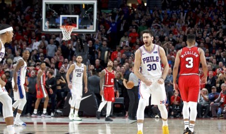 Reaksi guard Philadelphia 76ers Furkan Korkmaz (kedua kanan) usai mencetak poin kemenangan timnya atas Portland Trail Blazers