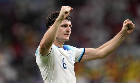 Reaksi Harry Maguire dari Inggris kepada para penggemar setelah memenangkan pertandingan sepak bola babak 16 besar Piala Dunia antara Inggris dan Senegal, di Stadion Al Bayt di Al Khor, Qatar, Ahad, 4 Desember 2022. 