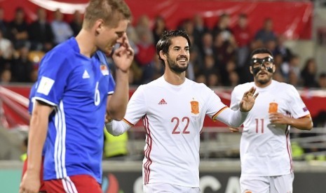 Reaksi Isco (tengah) seusai membobol gawang Liechtenstein pada Rabu (6/9) dini hari WIB. SPanyol mengaahkan Liechtenstein 8-0.