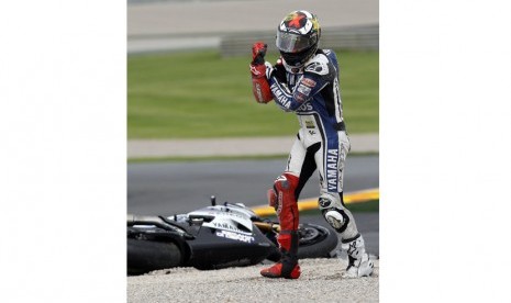  Reaksi juara dunia MotoGP Jorge Lorenzo dari Spanyol setelah terjatuh di sirkuit Ricardo Tormo,Valencia, Ahad (11/11). (AP/Alberto Saiz)