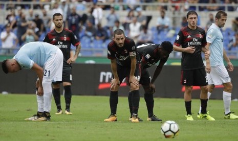 Reaksi kapten AC Milan, Leonardo Bonucci (tengah) pada laga Serie A lawan Lazio di Stadion Olimpico, Ahad (10/9). Milan kalah 1-4 pada laga ini.