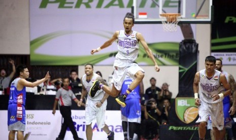 Reaksi kapten CLS Knights Sandy Febiansyakh seusai mencetak tembakan tiga angka melawan Aspac.