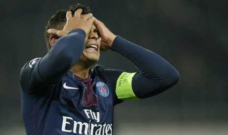 Reaksi kapten Paris Saint-Germain (PSG), Thiago Silva pada laga Liga Champions lawan Ludogorets, di Parc des Princes, Rabu (7/12) dini hari WIB. Laga berakhir imbang 2-2.