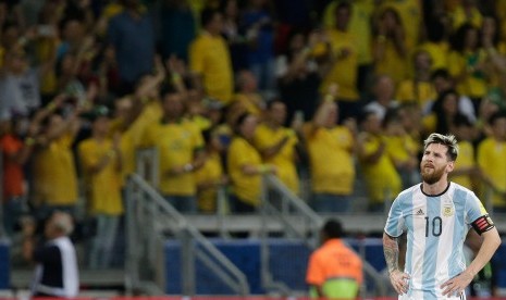 Reaksi kapten timnas Argentina, Lionel Messi pada laga kualifkasi Piala Dunia 2018 melawan Brasil di Belo Horizonte, Jumat (11/11). Argentina kalah 0-3 pada laga ini.