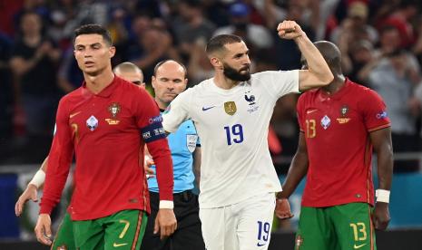  Reaksi Karim Benzema dari Prancis setelah mencetak skor 1-1 melalui penalti selama pertandingan sepak bola babak penyisihan grup F UEFA EURO 2020 antara Portugal dan Prancis di Budapest, Hongaria, 23 Juni 2021. 