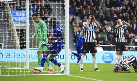 Reaksi kecewa para pemain Newcastle United setelah kebobolan lewat gol bunuh diri saat melawan Chelsea.