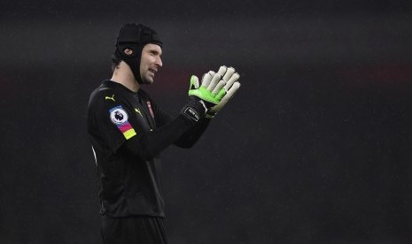 Reaksi kiper Arsenal, Petr Cech seusai laga Liga Primer lawan Watford di stadion Emirates, Rabu (1/2) dini hari WIB. Arsenal kalah 1-2 pada laga ini.