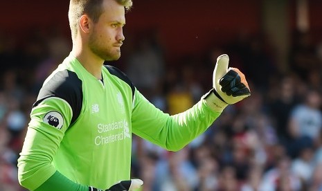 Reaksi kiper Liverpool, Simon Mignolet seusai mengagalkan penalti gelandang Arsenal, Theo Walcott pada laga Liga Primer, di stadion Emirates, 14 Agustus lalu. Belakangan, posisi kiper utama Liverpool ditempati oleh Loris Karius.