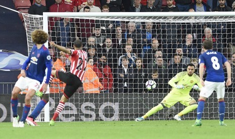 Reaksi kiper Manchester United, Sergio Romero (kedua kanan) pada laga Liga Primer lawan Southampton di Stadion St Marys, Kamis (18/5) dini hari WIB. Laga berakhir imbang tanpa gol.