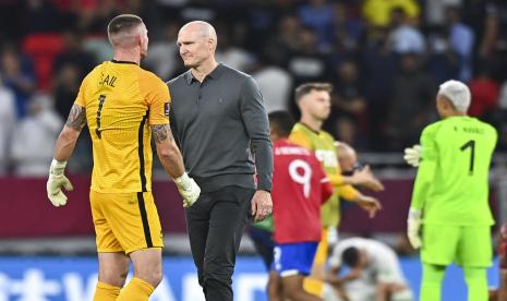 Reaksi kiper Selandia Baru Oliver Sail (kiri) dan pelatih Danny Hay selepas kekalahan dari Kosta Rika pada laga playoff antarbenua Piala Dunia 2022. Selandia Baru takluk 0-1 dari Kosta Rika.