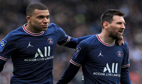  Reaksi Kylian Mbappe (kiri) dan Lionel Messi dari Paris Saint Germain (PSG) selama pertandingan sepak bola Ligue 1 Prancis belum lama ini.